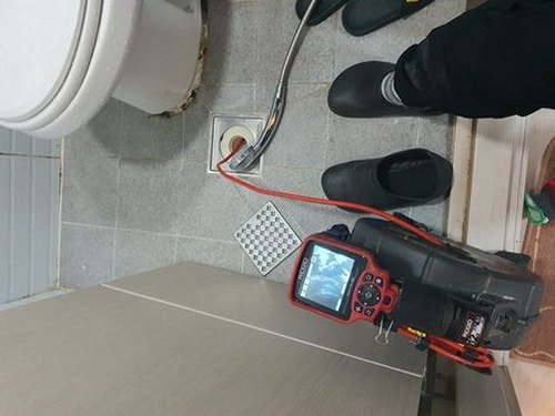 팔달구 하수구막힘 배수 상태와 주변 누수 여부를 함께 확인하는 모습