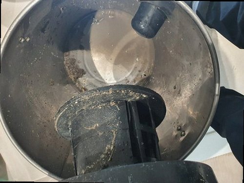 팔달구 신풍동 하수구막힘 배수구 주변의 물 고임과 거름망 상태를 살피는 모습