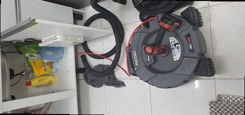 팔달구 매산동 하수구막힘 배수 상태와 거름망 주변을 확인하는 모습