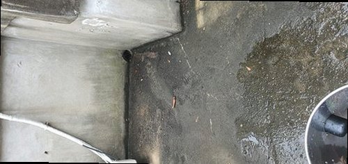 팔달구 팔달로1가 하수구막힘 배수구 내부 오염과 물 흐름 저하를 확인하는 모습