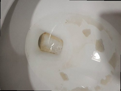 팔달구 북수동 하수구막힘 배수구 주변과 물 흐름을 확인하는 모습