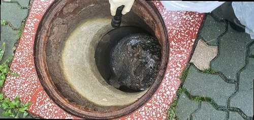 팔달구 인계동 하수구막힘 배관 세척 후 물 흐름과 역류 여부를 재확인하는 모습