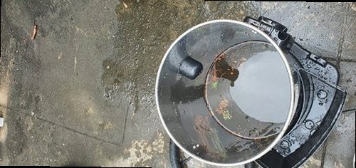 팔달구 장안동 하수구막힘 정비 후 원활하게 배수되는 상태를 확인하는 모습