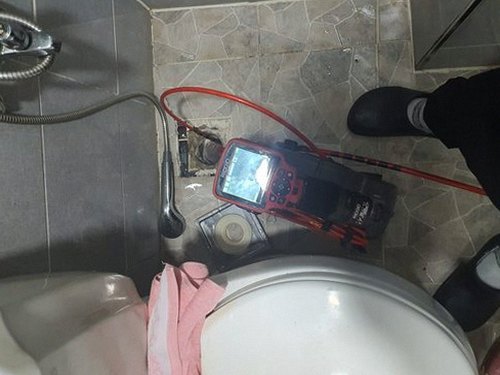 팔달구 하수구막힘 배수 캡을 풀어 트랩 내부를 점검하는 작업 장면